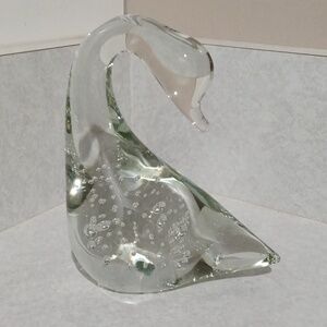 Elegant Bubbled Glass Swan Paperweight.